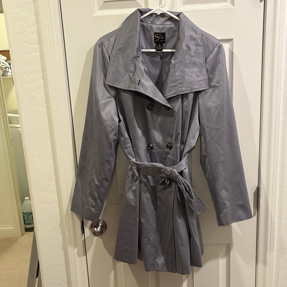 Serena Williams Elegant Silver Trench Coat
